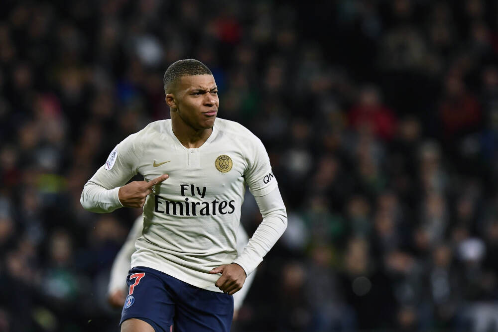 场边看数据很满意！乐福首节4中3&2记三分拿下8分4板1断